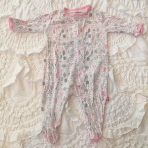 Magnetic me pink woodlands footie 0/3 month EUC